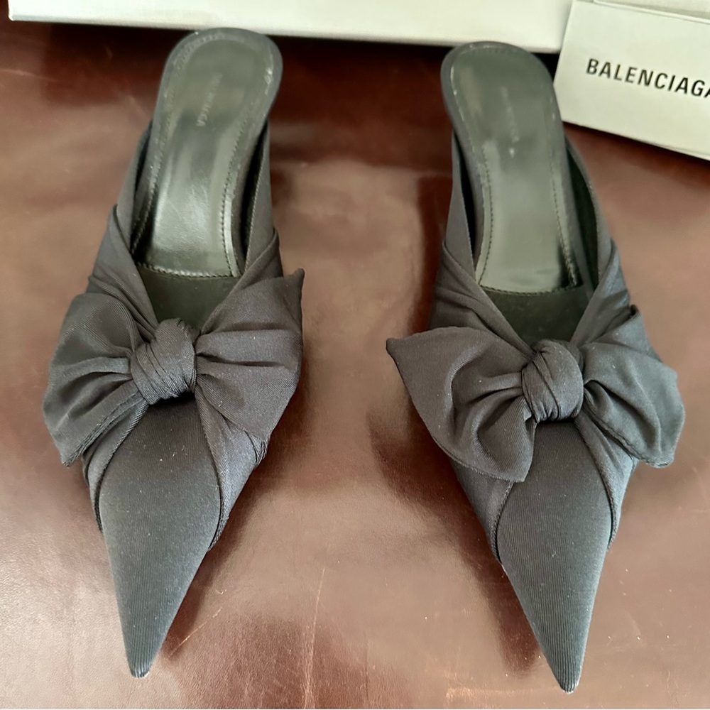 Balenciaga Jet Black Knotted Pointed-Toe Kitten Heel size 5.5 but will fit a 6. - Picture 7 of 13